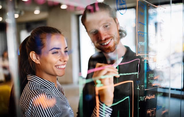 Colaboradores trabajando